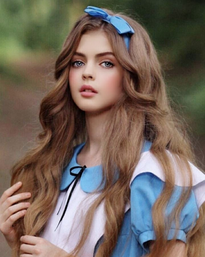 Ngoài diện mạo ấn tượng, Angelina Pryima còn sở hữu mái tóc dài. Trong một video YouTube, cô tiết lộ mình sử dụng gelatin làm mặt nạ tóc.