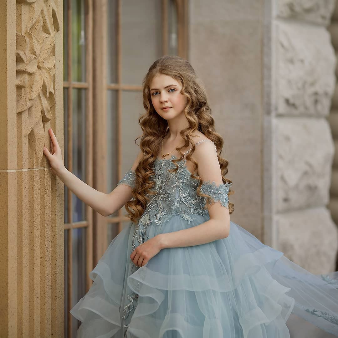 Ngay từ nhỏ, cô bé đã nổi bật với vẻ đẹp như búp bê. Đây là lợi thế giúp cô nhận được những lời mời làm người mẫu.