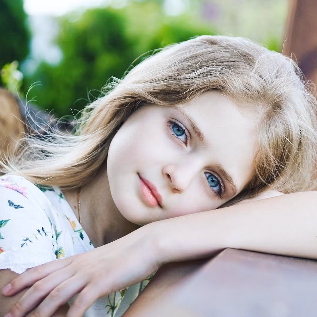 Sau nhiều năm nổi tiếng, "cô bé đẹp nhất thế giới" này phát triển sự nghiệp đa dạng hơn khi lấn sân diễn xuất và sáng tạo nội dung trên YouTube cũng như thiết kế thời trang.