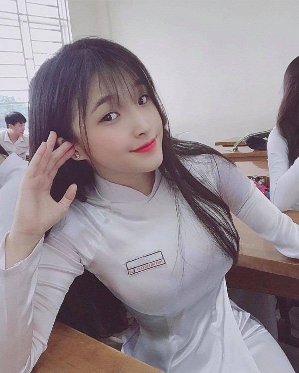 Trang tin Chinatimes cũng có bài đăng riêng về cô gái sinh năm 2002, dành cho cô nhiều lời khen ngợi khi khoác lên người tà áo dài trắng truyền thống.