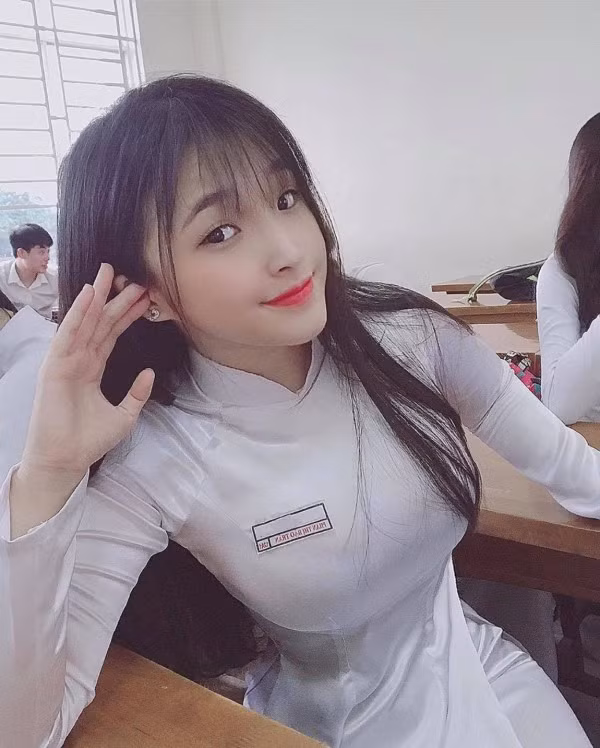 Trang tin Chinatimes cũng có bài đăng riêng về cô gái sinh năm 2002, dành cho cô nhiều lời khen ngợi khi khoác lên người tà áo dài trắng truyền thống.