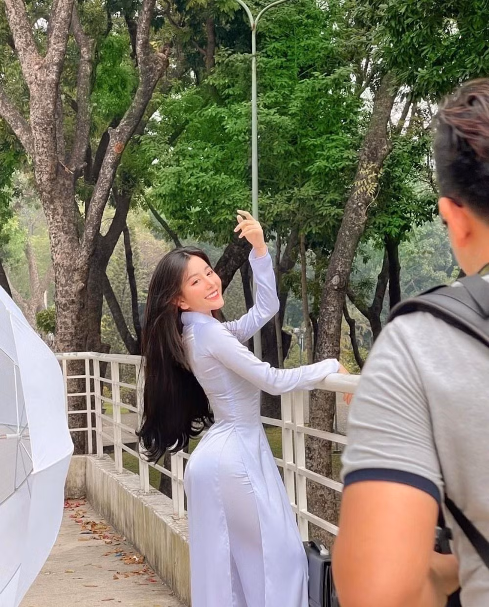 Hot girl 10X này còn được các trang báo của Trung Quốc và Hàn Quốc đặt cho danh hiệu “nữ hoàng không góc chết”.