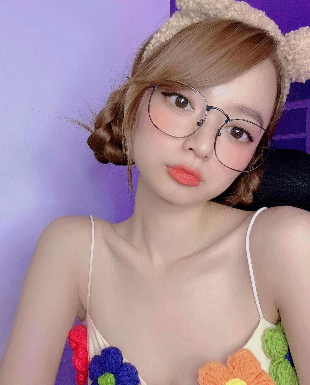 Kim Chi là một streamer, cosplayer và người mẫu ảnh nổi tiếng trong cộng đồng mạng. Với gương mặt xinh đẹp tựa thiên thần cùng thân hình bốc lửa, gái xinh này đã dễ dàng nhận về vô số sự ủng hộ từ người xem.