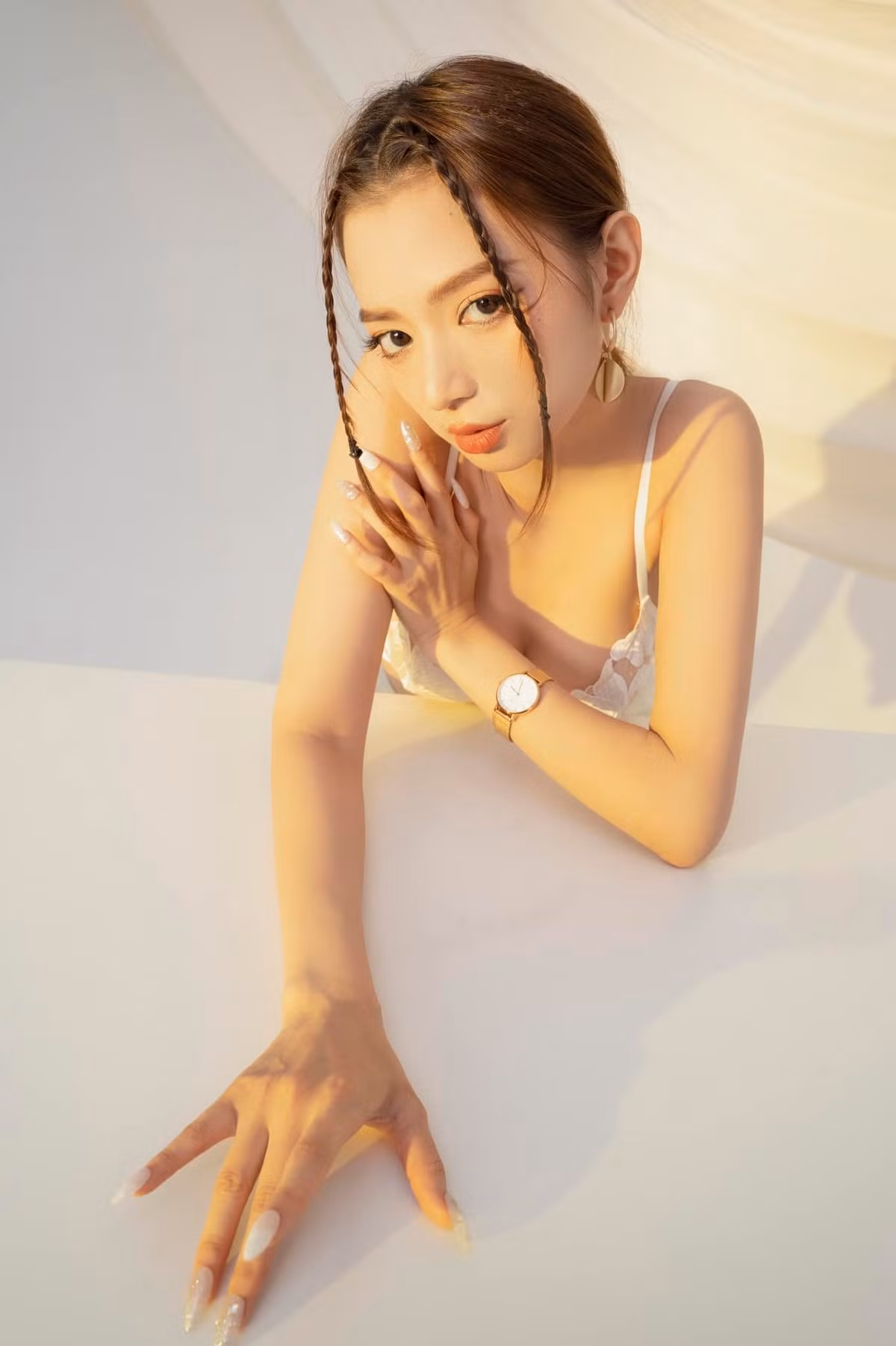 Nàng hot girl 9x không lựa chọn con đường theo học đại học mà rẽ hướng sang giấc mơ nghệ thuật.