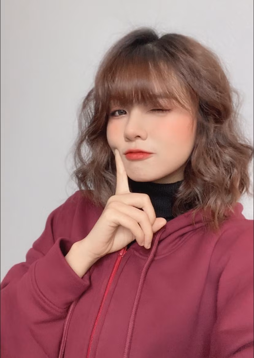 Cô sinh viên trường Đại học Sân khấu Điện ảnh Hà Nội gây ấn tượng bởi nét đẹp trong trẻo, sự hồn nhiên của cô gái tuổi đôi mươi.