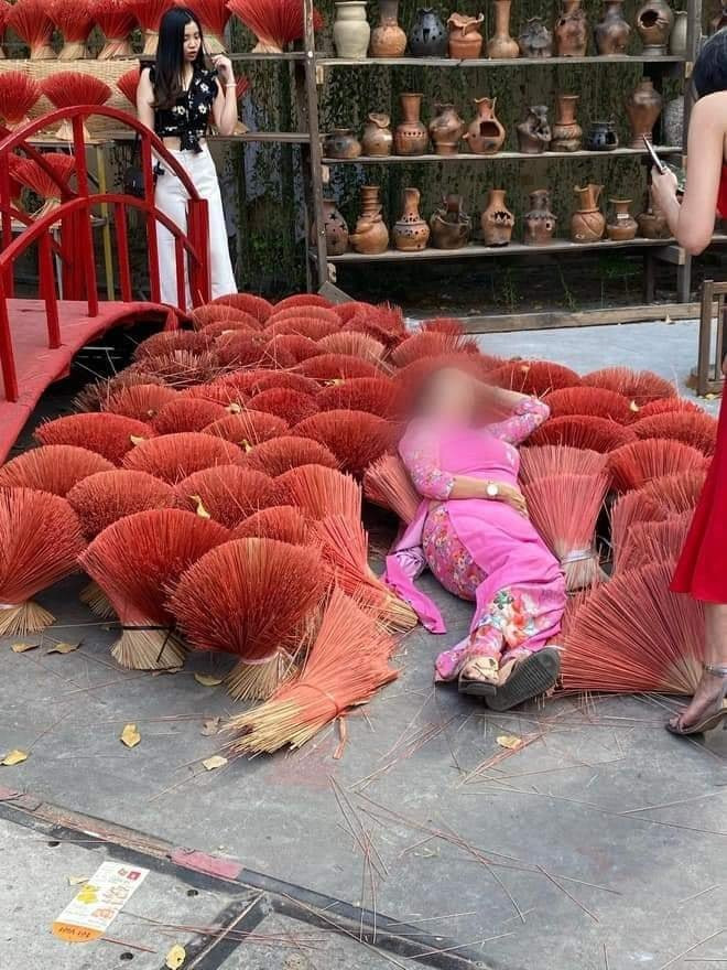 Hành động thiếu ý thức của họ đã nhận về vô số chỉ trích của người dùng mạng sau khi được chia sẻ lên MXH. Số đông đều cho rằng hành động của 2 người phụ nữ là kém duyên.