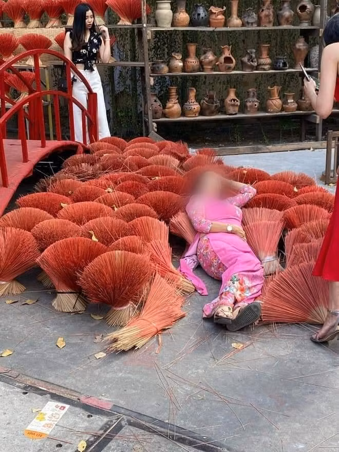 Hành động thiếu ý thức của họ đã nhận về vô số chỉ trích của người dùng mạng sau khi được chia sẻ lên MXH. Số đông đều cho rằng hành động của 2 người phụ nữ là kém duyên.