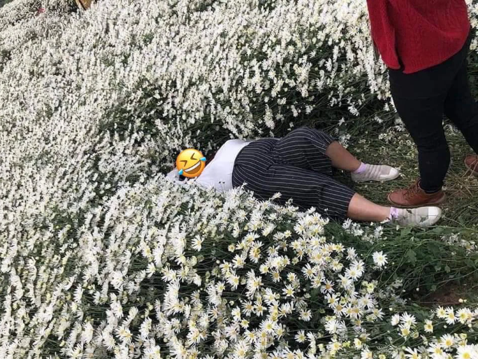 Những hành động phản cảm nơi công cộng hay ở những địa điểm chụp ảnh đông người từ trước đến nay xuất hiện không hề ít.