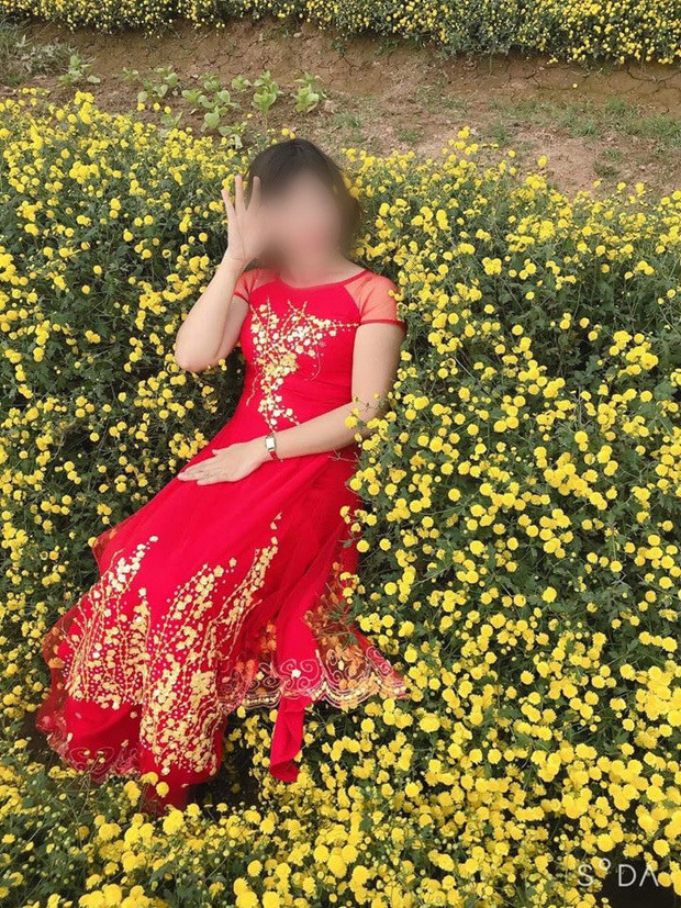 Trước đó vào mùa hoa cúc nở rộ, những hình ảnh của một người phụ nữ nằm đè hẳn lên những luống hoa cúc để tạo dáng chụp ảnh từng khiến netizen phẫn nộ.