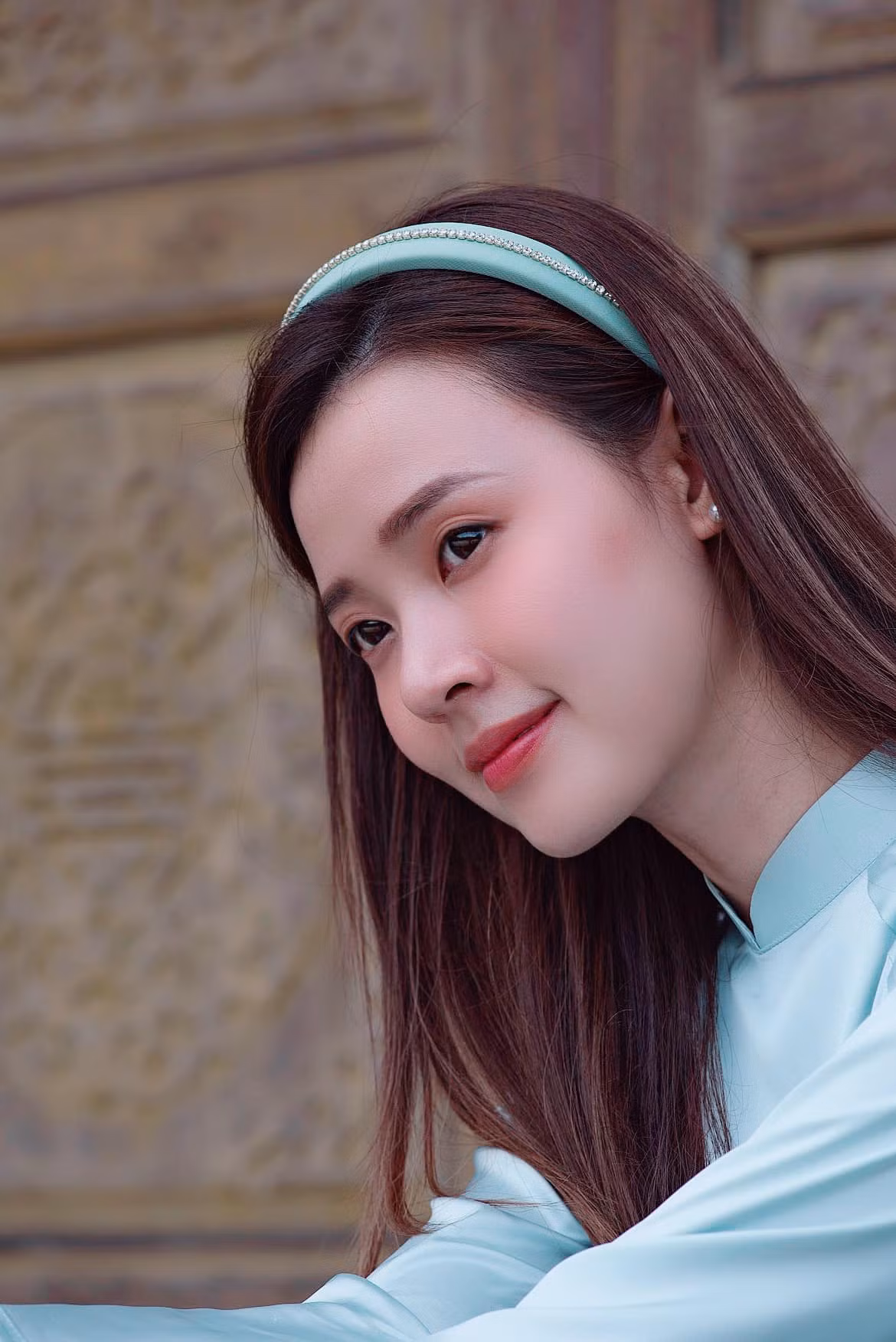 Ngoài ra Midu còn tiếp tục tung ra bộ hình mới. Lần này, nữ giảng viên diện áo dài nền nã, khoe vẻ đẹp dịu dàng tại Lăng Khải Định (Huế).