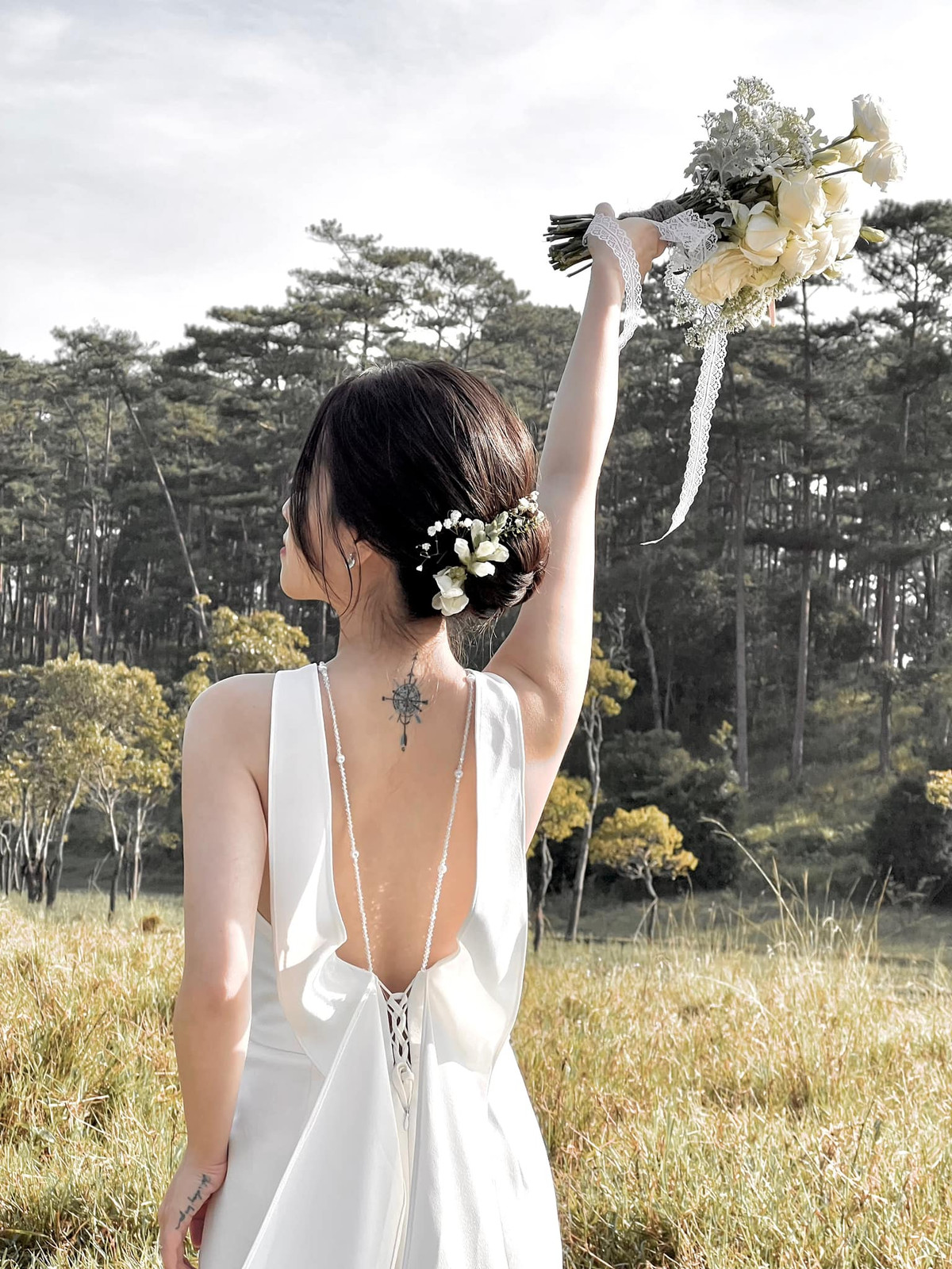 Trong số đó không ít khoảnh khắc lầy lội của cả cô dâu và chú rể.