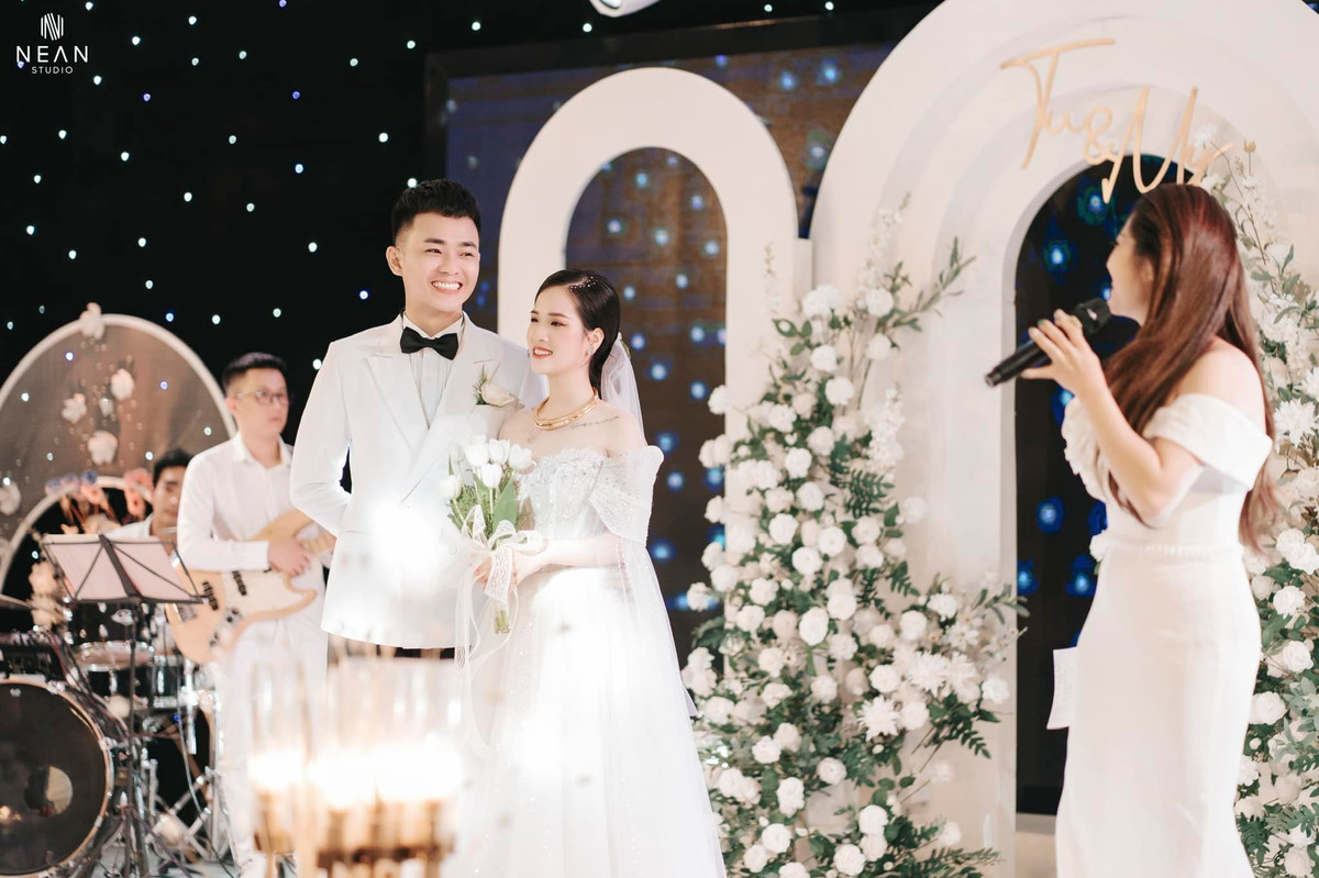 Ở phần bình luận bài đăng, rất nhiều người mong chờ hôn lễ hoành tráng của cả hai diễn ra tại TP HCM.