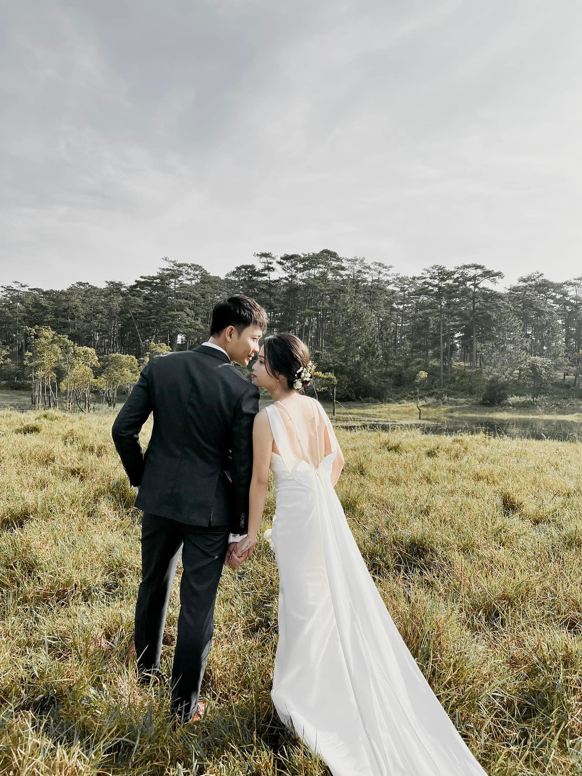 Được biết gái xinh Huyền My và chồng diễn viên đã lặn lội di chuyển lên Đà Lạt để có những shoot hình ưng ý.