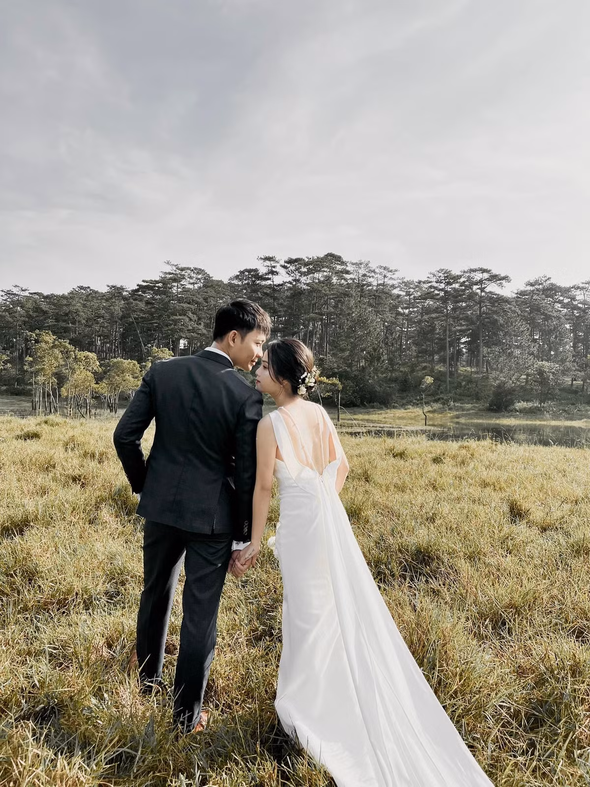 Được biết gái xinh Huyền My và chồng diễn viên đã lặn lội di chuyển lên Đà Lạt để có những shoot hình ưng ý.