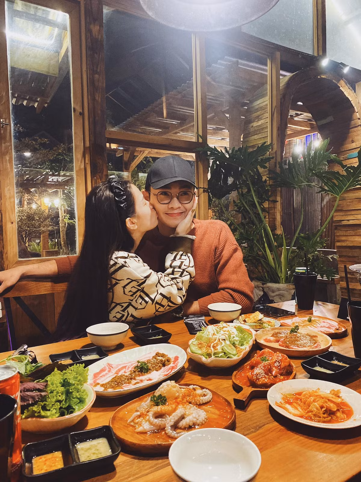 Trước đó, cả 2 cũng có những bức hình cưới trong studio, do tình hình dịch Covid-19 khi đó vẫn khá phức tạp.