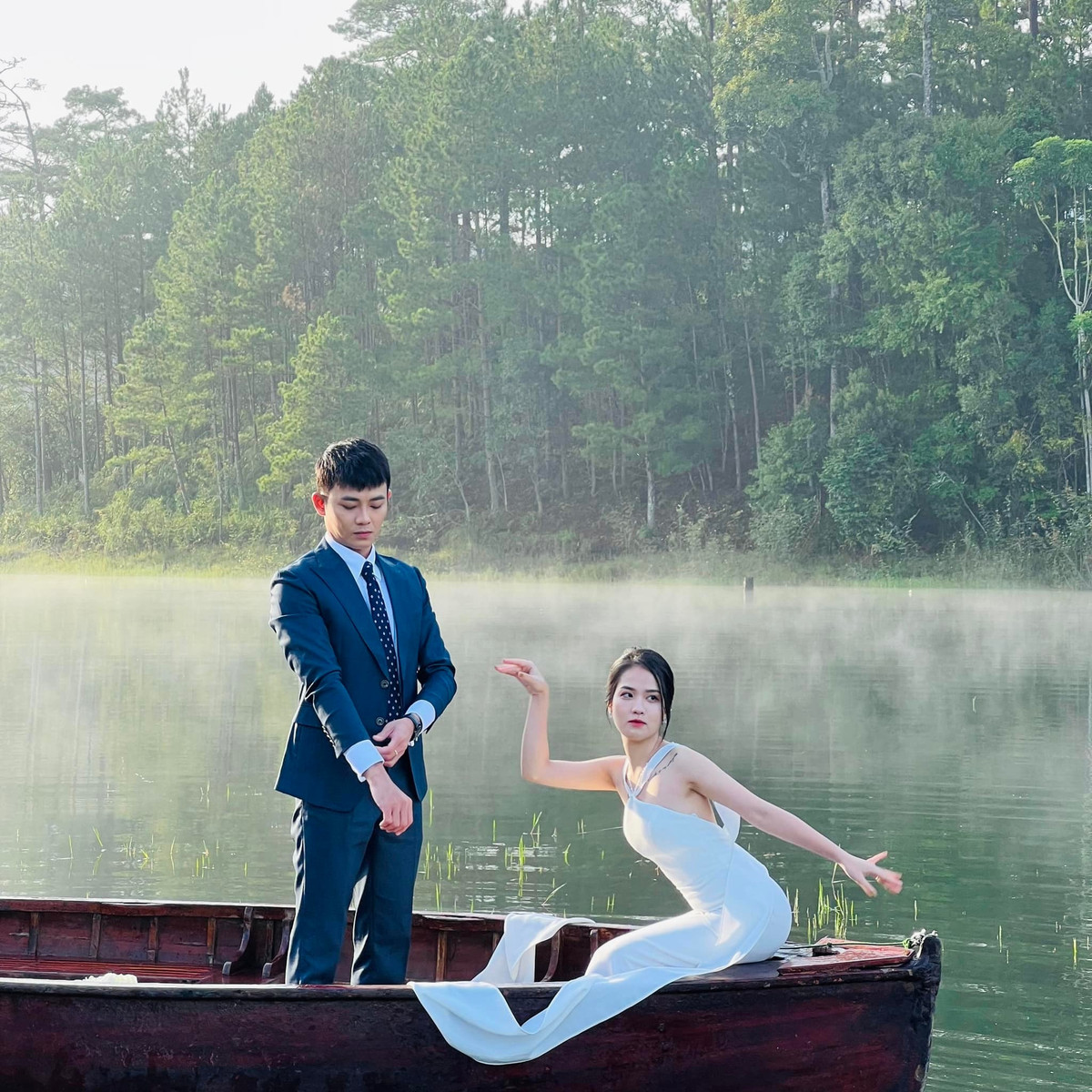 Cả 2 lựa chọn phong cách chụp mang hơi hướng cổ điển, hoài niệm về quá khứ nên bối cảnh ghi hình đều là những nơi gần gũi với thiên nhiên hay bên các ngôi nhà cổ kính.