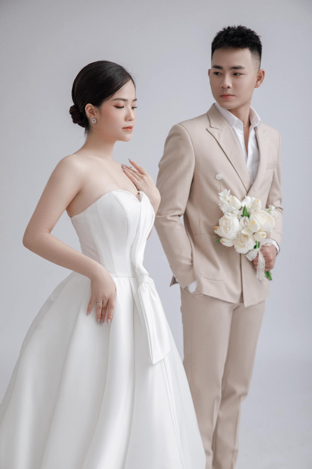 Được biết, chồng Huyền My từng đăng quang "Cười xuyên Việt". Sau cuộc thi, Anh Tú nhận được nhiều lời mời đóng phim, MV,...