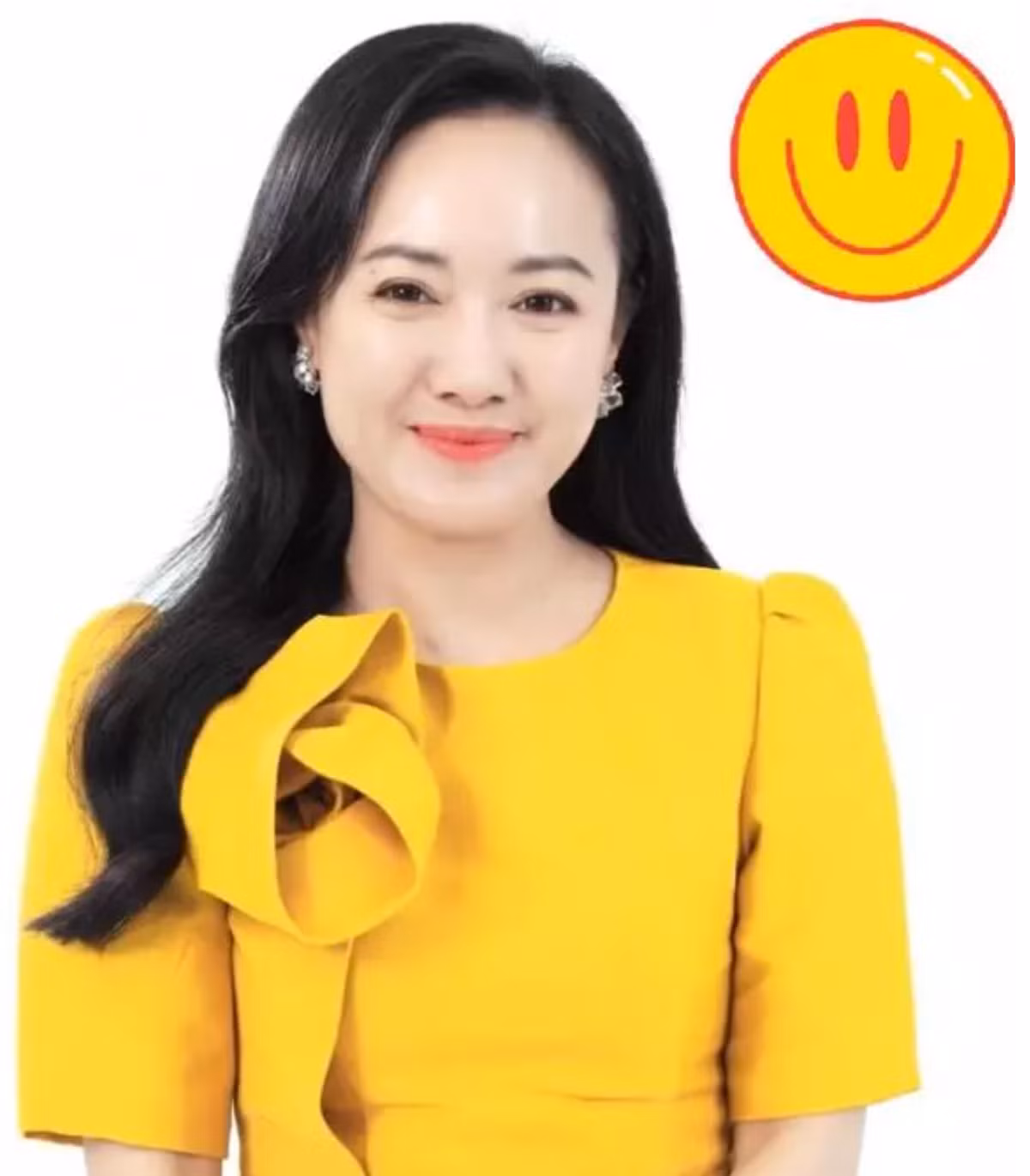 Ở phần bình luận bài đăng, cư dân mạng hết lời khen ngợi nhan sắc tuổi 43 của bà mẹ một con.