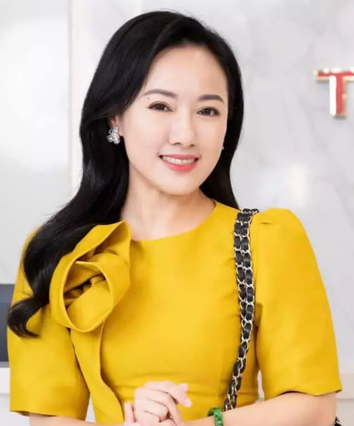 Trong hình, nữ MC VTV diện chiếc đầm vàng, phía trước còn điểm thêm một chiếc nơ cực to. Cô để tóc xõa, nở nụ cười nhẹ nhàng hướng về phía ống kính.