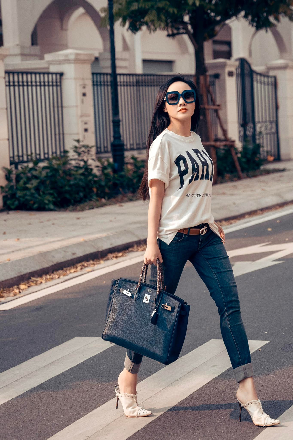 Khác với vẻ nghiêm túc trên sóng truyền hình, BTV Hoài Anh xây dựng hình ảnh đời thường vô cùng sành điệu.