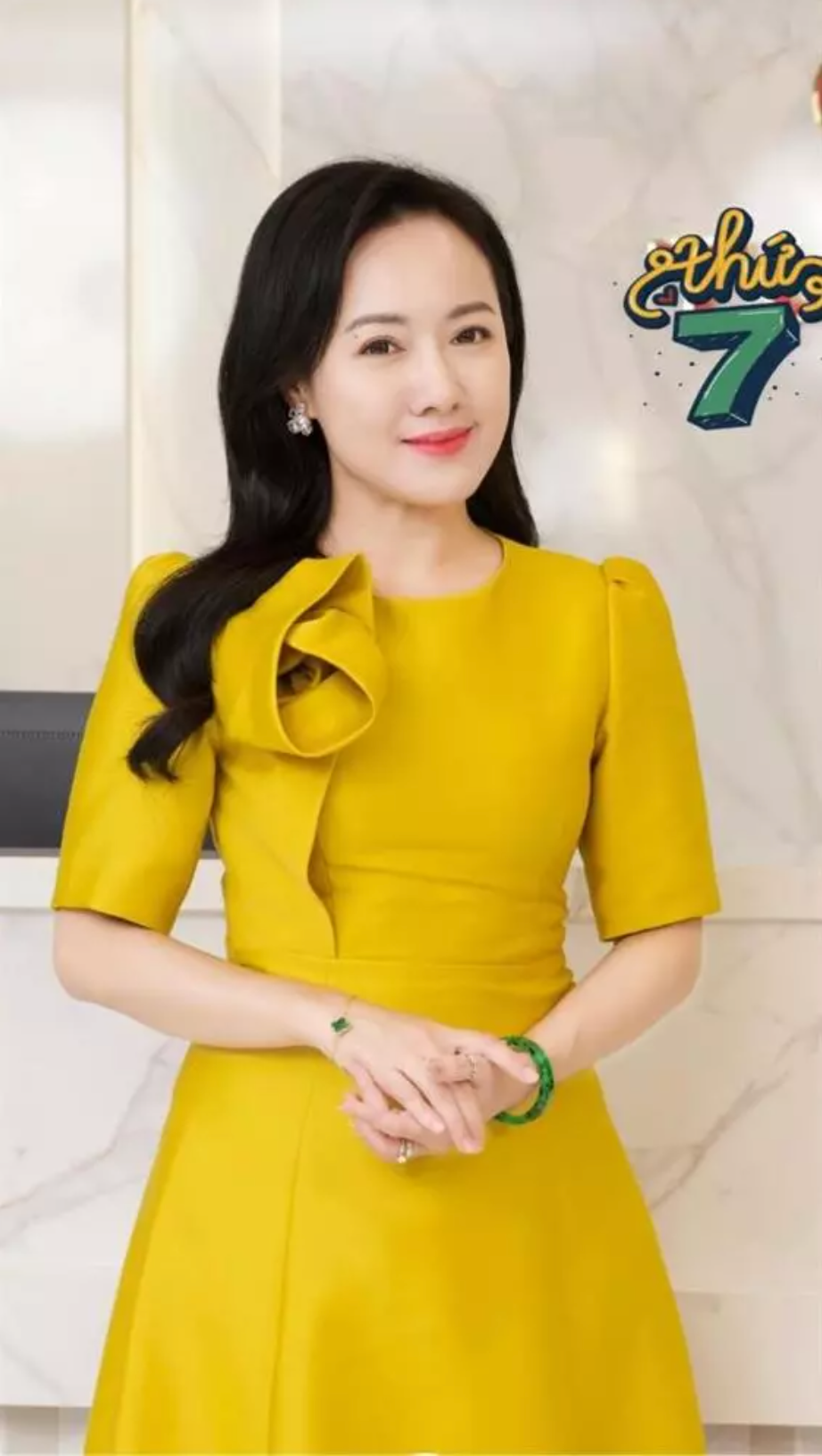 "Kam xa mi tà! Cả nhà mình thấy anh kế bên Hoài Anh có quen quen trong bộ phim Hàn Quốc nào không ạ?", nữ BTV VTV viết.