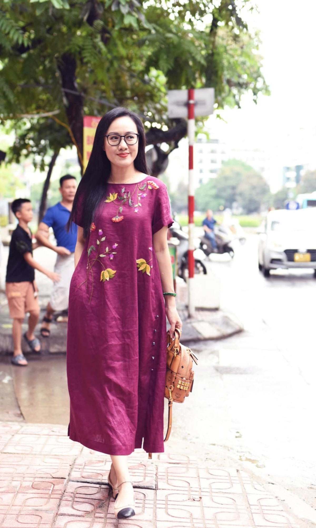 Cô được yêu mến nhờ giọng nói truyền cảm, ngoại hình xinh đẹp và lối dẫn dắt duyên dáng.