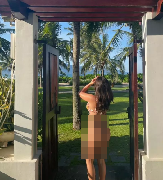 Mới đây, Phượng Chanel chia sẻ hình ảnh đi chơi biển cùng con gái, đồng thời chia sẻ sự khác biệt giữa 3 cô công chúa: "Susu làn da màu mật ong còn 2 cô em gái Suri và Sumi lại như bông bưởi".