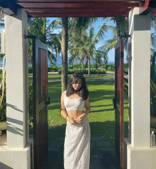 Trái ngược với chị gái, Suri Thiên Ý lại có thân hình mảnh mai cùng làn da trắng muốt.