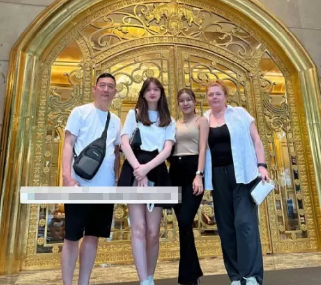 Trên story Facebook, Đặng Văn Lâm mới đây đặc biệt gây chú ý khi chia sẻ hình ảnh bạn gái Yến Xuân xuất hiện bên bố mẹ và em gái anh tại một khách sạn.