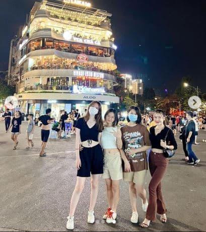 Thanh Giang về Việt Nam trước bố mẹ nhiều ngày. Cô nàng được chị dâu tương lai chăm sóc chu đáo và đưa đi chơi nhiều nơi.