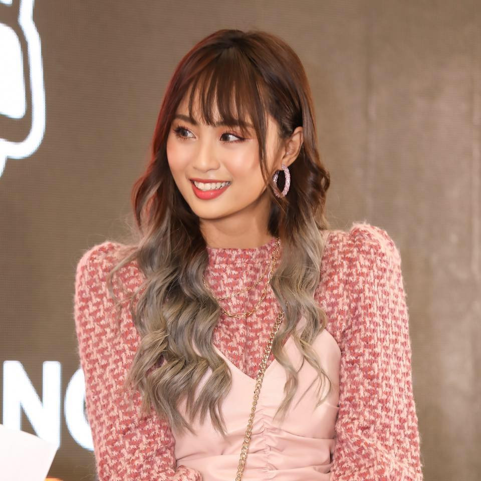 Trong 9 năm làm nghề, Minh Nghi đã trở nên nổi tiếng nhờ ngoại hình xinh xắn, giọng nói truyền cảm, kiến thức vững vàng và sự chuyên nghiệp luôn ở mức cao nhất.