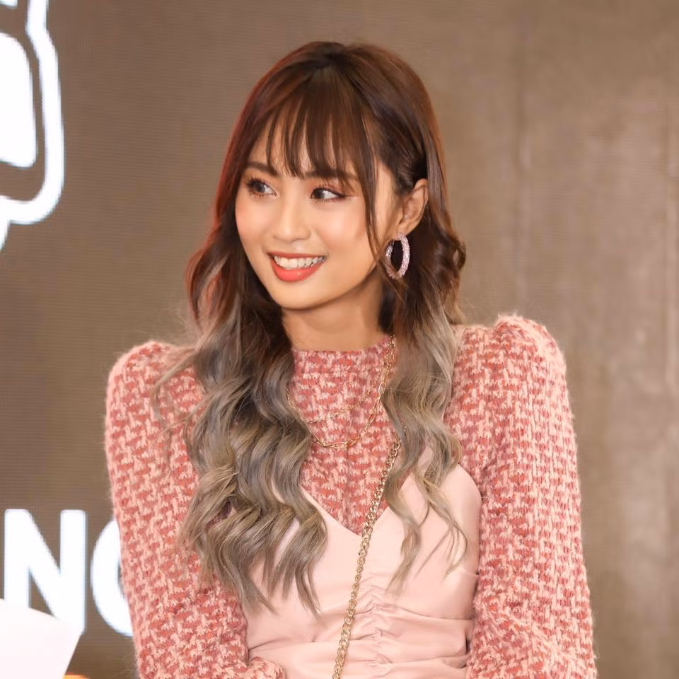 Trong 9 năm làm nghề, Minh Nghi đã trở nên nổi tiếng nhờ ngoại hình xinh xắn, giọng nói truyền cảm, kiến thức vững vàng và sự chuyên nghiệp luôn ở mức cao nhất.