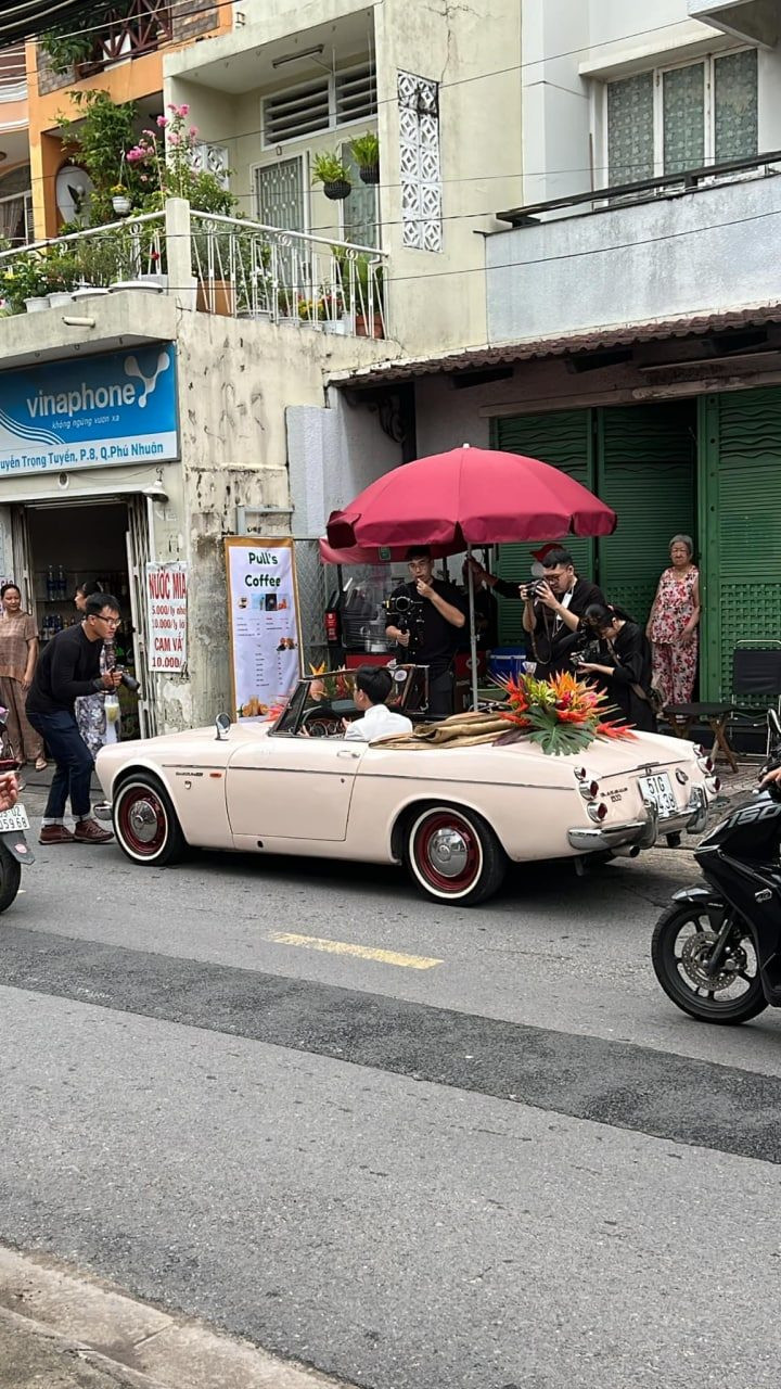 Lễ vu quy của hai vợ chồng Minh Nghi - Bomman diễn ra đơn giản, ấm cúng với sự tham gia của gia đình và bạn bè thân thiết.