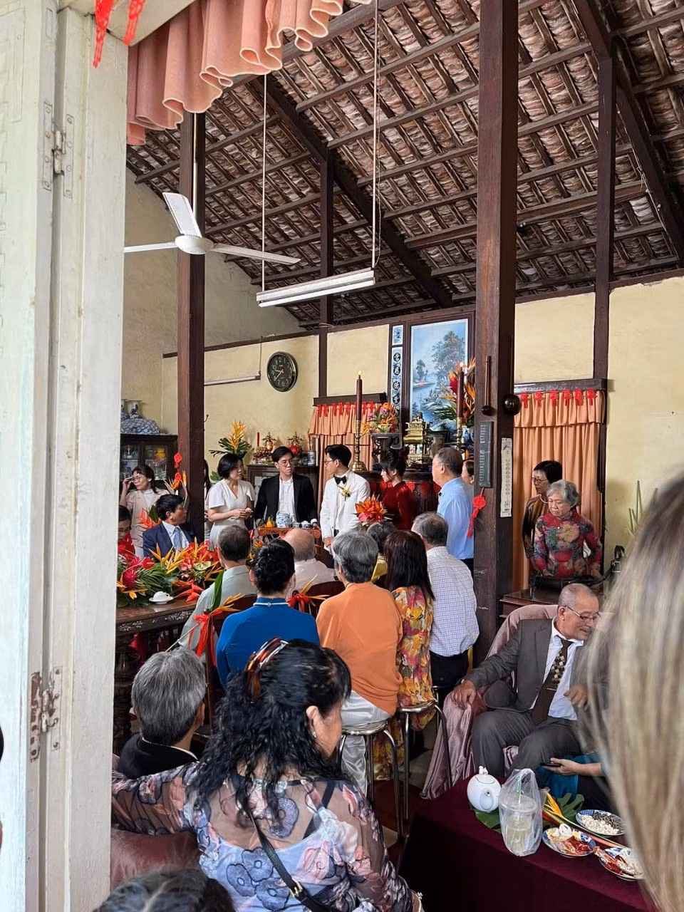 Trước đây, Minh Nghi từng chia sẻ rằng bản thân cô không thích việc có bạn trai cùng ngành Thể thao điện tử. Tuy nhiên, Minh Nghi cũng cho biết cuộc sống của cô thay đổi nhiều khi yêu và chung sống cùng Bomman.