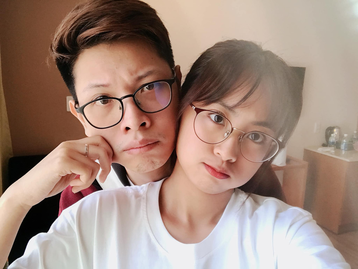 Minh Nghi sinh năm 1996 và là MC có tiếng bậc nhất của Esports Việt Nam.