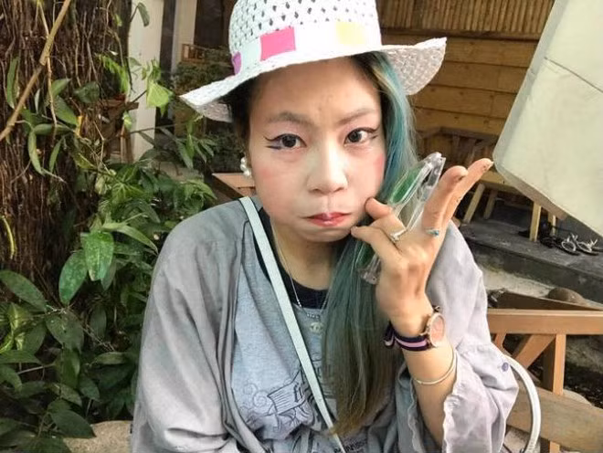 Những tháng ngày gần đây, " thánh quỵt" Bella thường xuyên được bắt gặp rong ruổi qua các tỉnh thành bằng chiếc xe đạp điện, trên xe chất đầy các túi, bao nylon đựng quần áo và đồ đạc linh tinh.