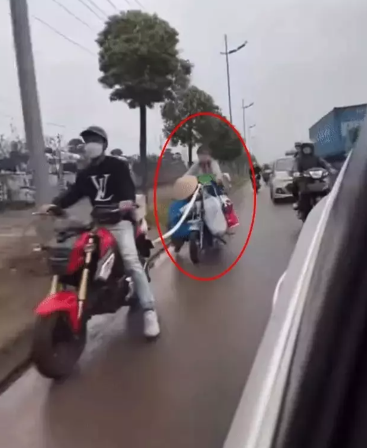 "Thánh quỵt" được bắt gặp xuất hiện trên một địa điểm khác. Lúc này cô vẫn dùng xe đạp điện nhưng chẳng may xe bị hết điện. "Thánh quỵt" sau đó đã nhờ được một chàng trai trẻ kéo xe giúp. Ảnh: Tổng hợp