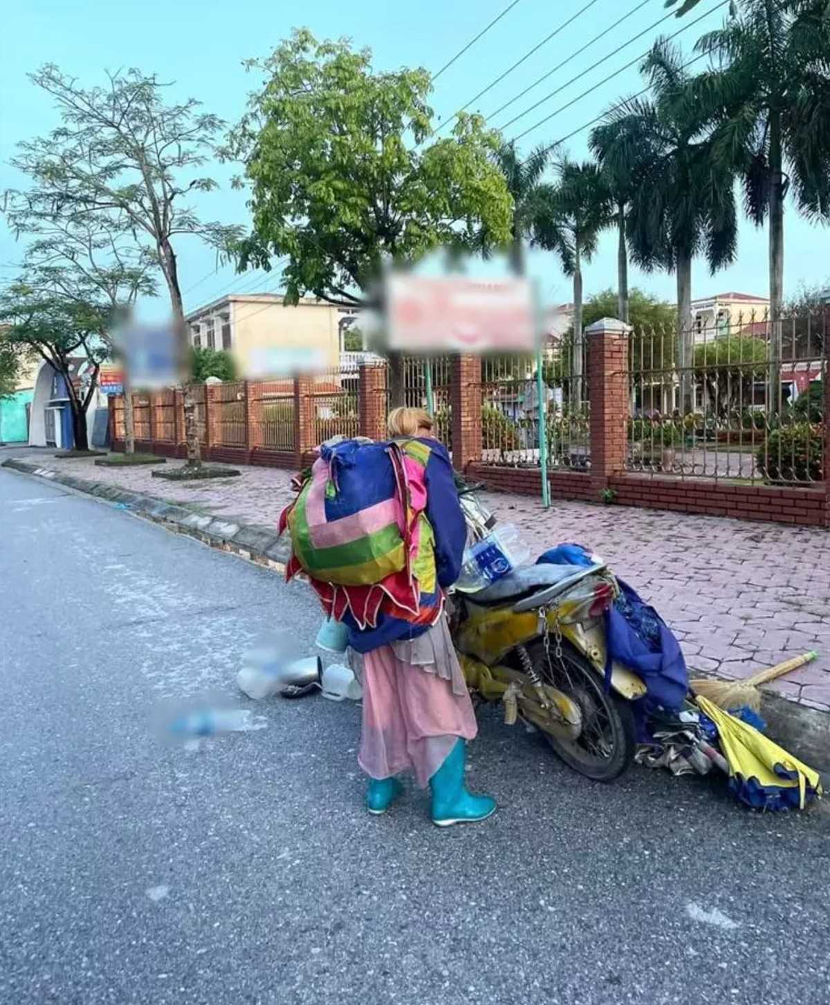 Theo đó Bella đã cầu cứu người đi đường giúp sức song có vẻ không nhận được sự hỗ trợ nào.