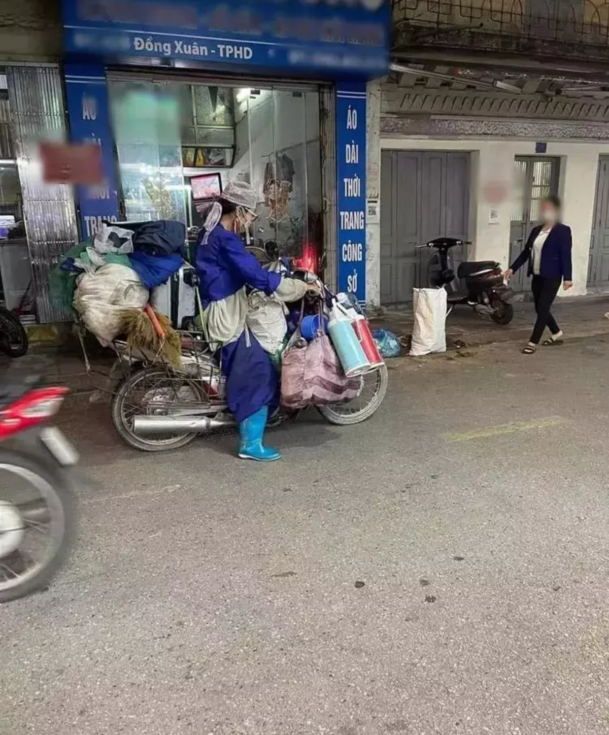 Như thường thấy, "thánh quỵt" di chuyển bằng xe máy, trên xe chất đầy những món đồ lỉnh kỉnh.