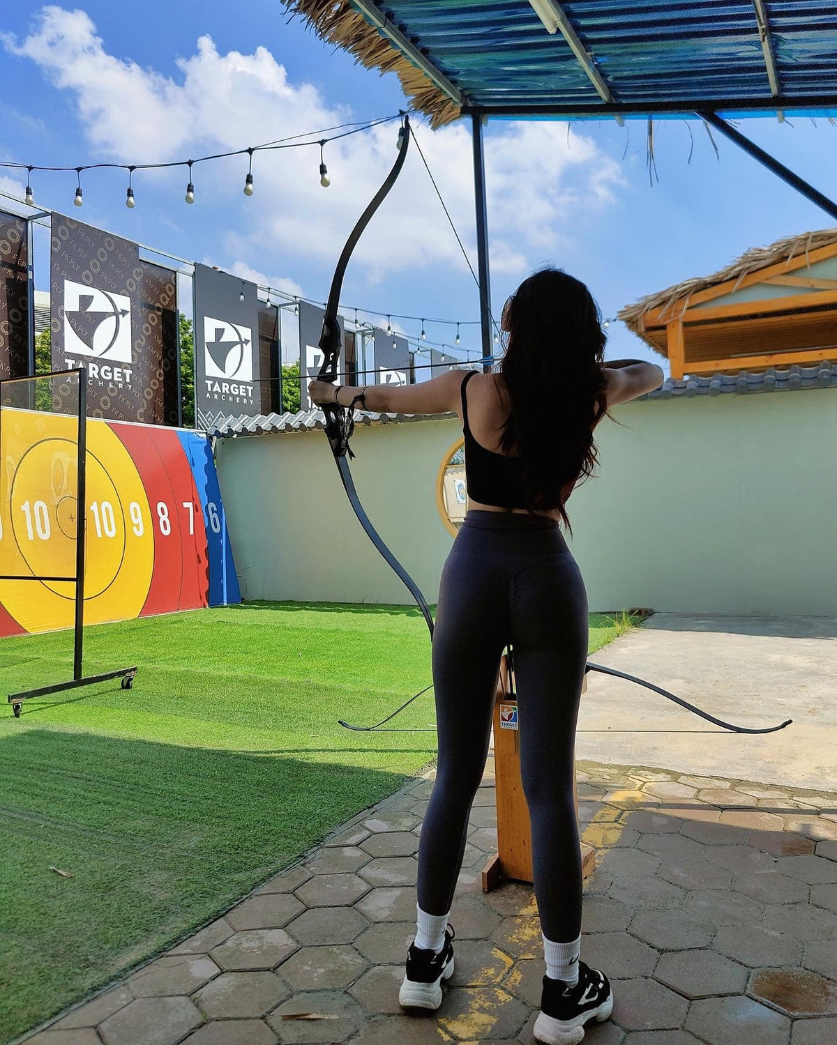 Gái xinh này mặc set đồ tập gym màu đen xám, khoe đường cong hình thể quyến rũ. Chiếc áo với thiết kế khoét cổ rộng, khoe vòng một hấp dẫn cũng vòng eo con kiến của cô trong nhiều khoảnh khắc.