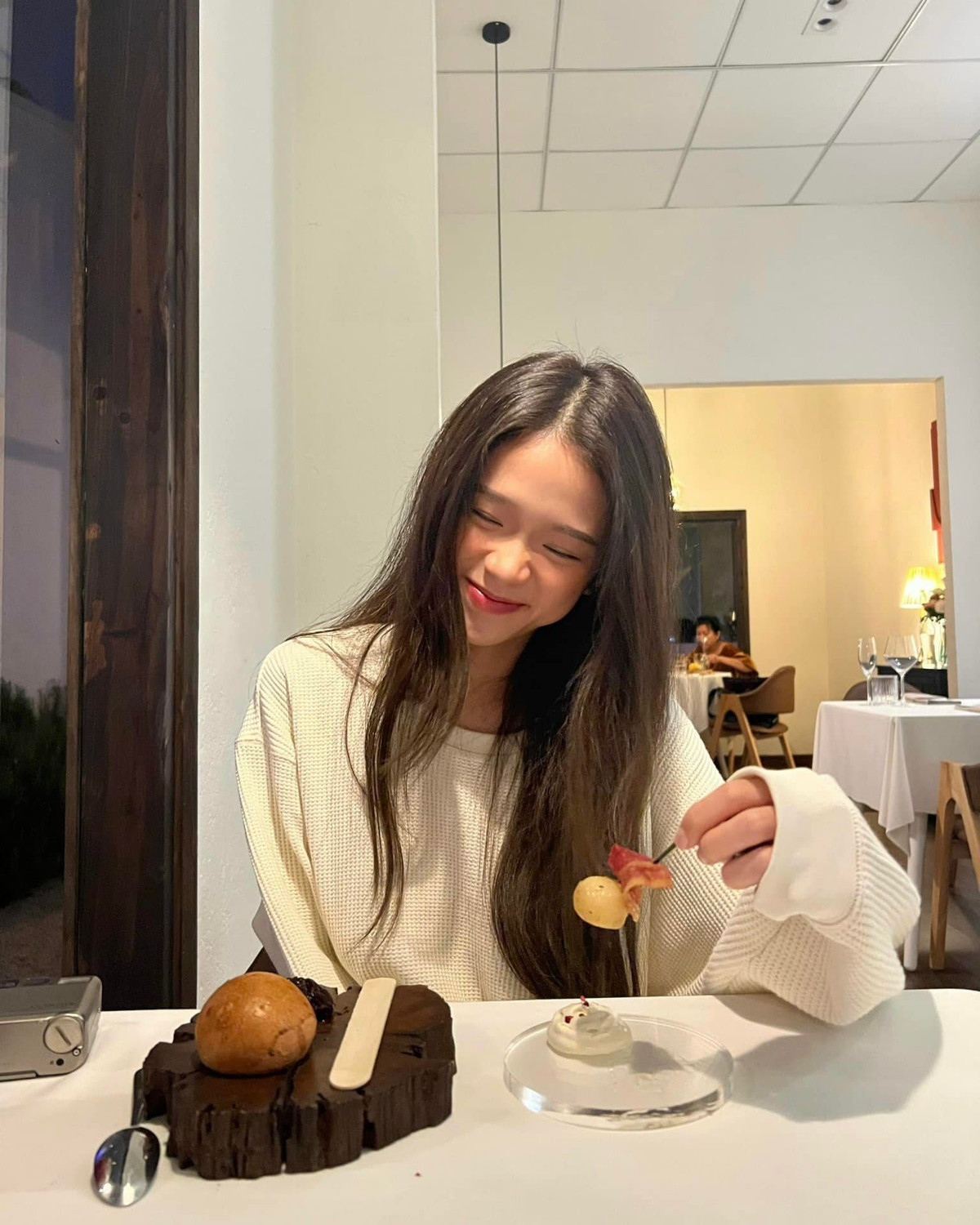 Cô đã trung thành với những outfit kín đáo nhưng vẫn trẻ trung, sành điệu.