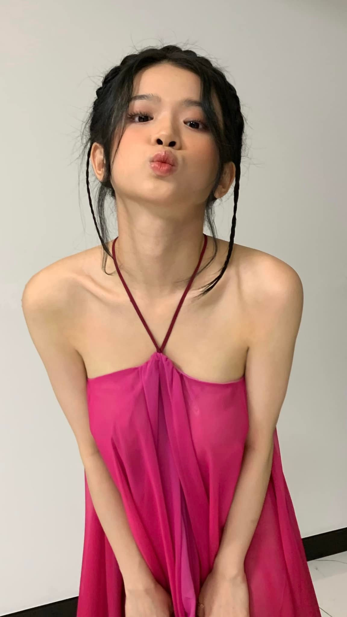 Gia nhập làng giải trí sớm, cô từng bị chỉ trích về việc theo đuổi style thời trang “lớn hơn tuổi” cùng những phát ngôn chưa phù hợp.