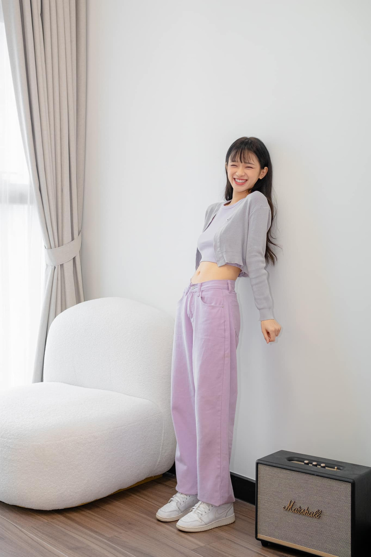 Bởi thay vì lựa chọn những item phù hợp với lứa tuổi của mình thì cô nàng lại “nghiện” style “chín ép”, gợi cảm quá mức.