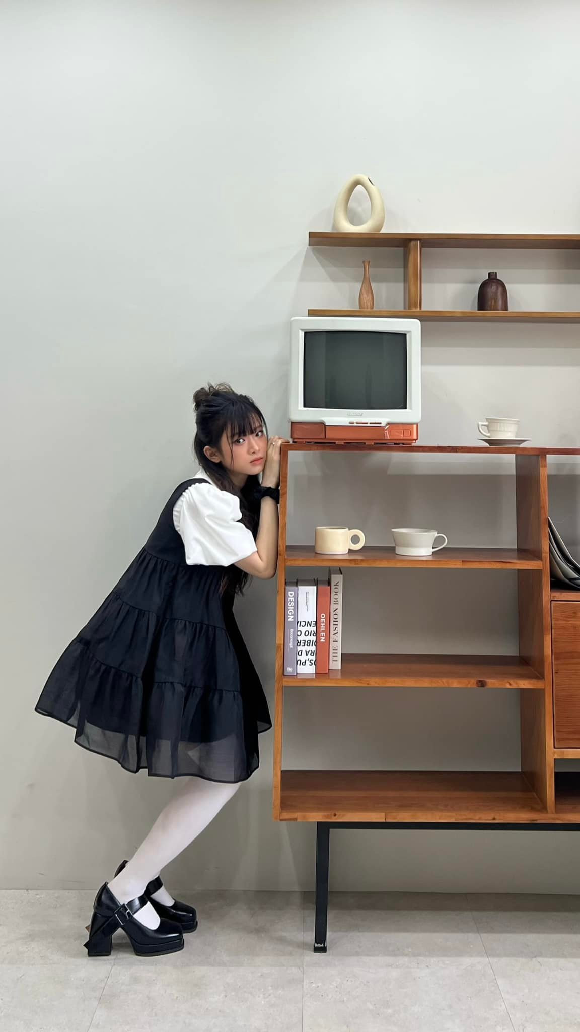 Cô nàng bắt đầu chọn cho mình những bộ váy áo phù hợp với bản thân. Linh Ka với phong cách trưởng thành của ngày hôm nay.