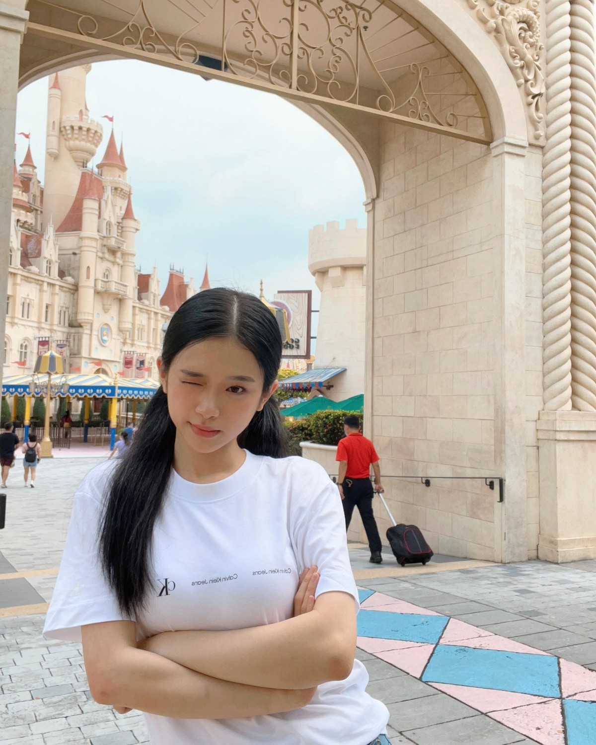 Linh Ka đã biết tiết chế hơn trong cách ăn mặc để không còn mang tiếng phô phang hay cố tình gây chú ý nhờ ăn mặc như trước đây.