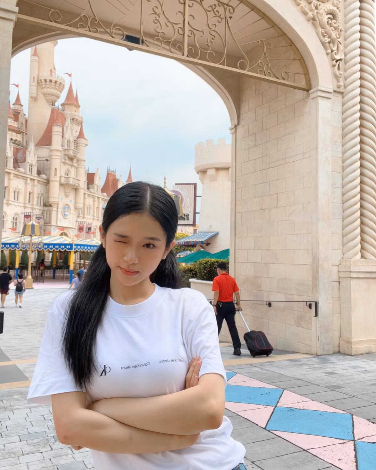 Linh Ka đã biết tiết chế hơn trong cách ăn mặc để không còn mang tiếng phô phang hay cố tình gây chú ý nhờ ăn mặc như trước đây.