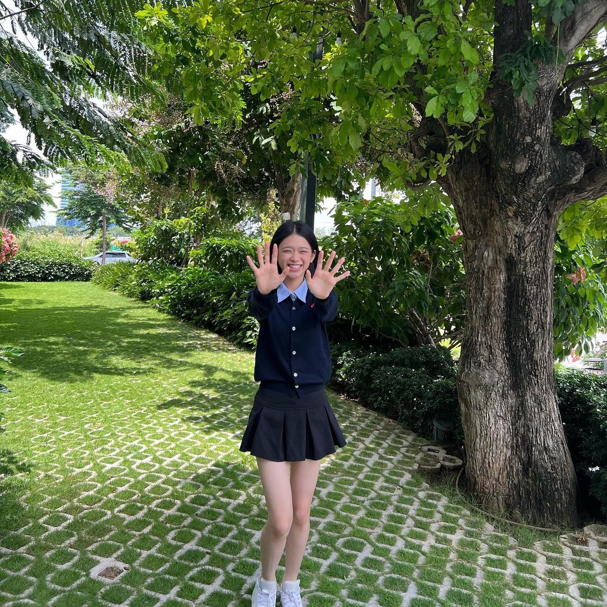 Không chỉ dành lời khen về ngoại hình xinh đẹp mà người dùng mạng xã hội còn tấm tắc khen gu thời trang của Linh Ka.