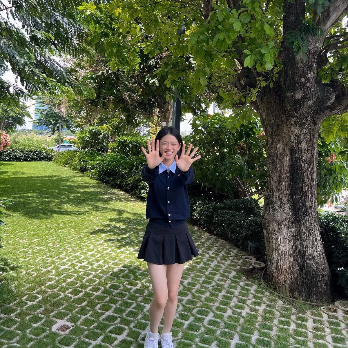 Không chỉ dành lời khen về ngoại hình xinh đẹp mà người dùng mạng xã hội còn tấm tắc khen gu thời trang của Linh Ka.