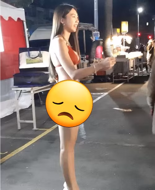 Theo chia sẻ của người đăng những tấm ảnh trên, bất chấp thời tiết giá lạnh của Đài Loan, cô gái trên vẫn diện bộ đồ tắm đứng giữa khu chợ để rao bán những trái ổi. Ảnh: Tổng hợp