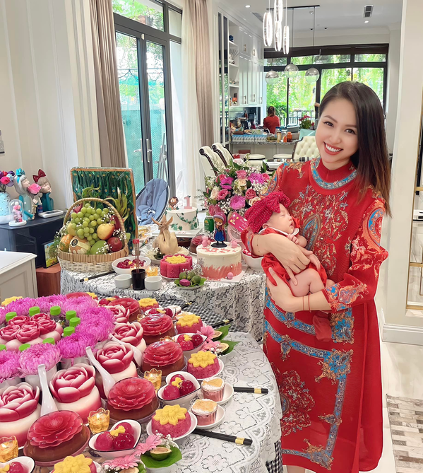 Sau 2 tháng sinh con thứ 2, thời gian gần đây cư dân mạng dành không ít lời khen cho nhan sắc của nữ MC sinh năm 1985.